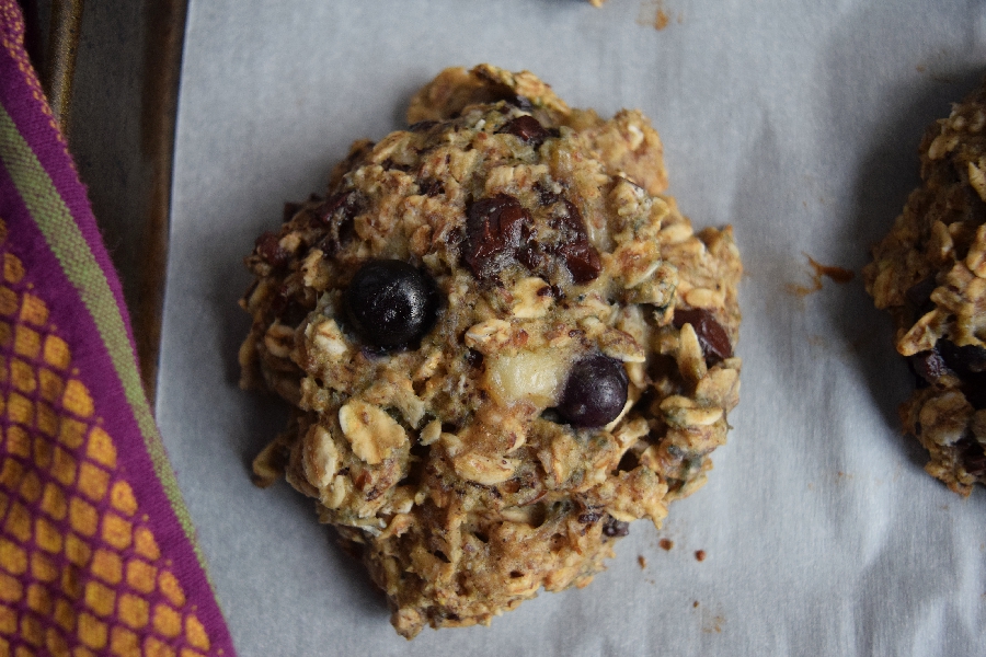 Blueberry breakfast cookies with dark chocolate